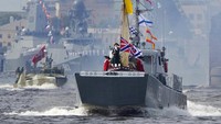 Sebuah kapal perang mengangkut salinan kapal Tsar Rusia Peter The Great. (AP/Dmitri Lovetsky)