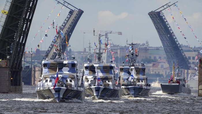 Sangar, Saat Kapal Perang Rusia Pamer Kekuatan di Laut Baltik Warships float past drawbridges rising above the Neva River during a rehearsal of the Naval parade in St.Petersburg, Russia, Thursday, July 28, 2022. The celebration of Navy Day in Russia is traditionally marked on the last Sunday of July and will be celebrated on July 31 this year. (AP Photo/Dmitri Lovetsky)
