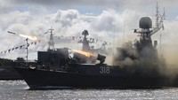 Sebuah kapal perang meluncurkan roket anti-kapal selam selama latihan untuk parade Angkatan Laut di Baltiysk, pangkalan Angkatan Laut di eksklave Laut Baltik Rusia.
