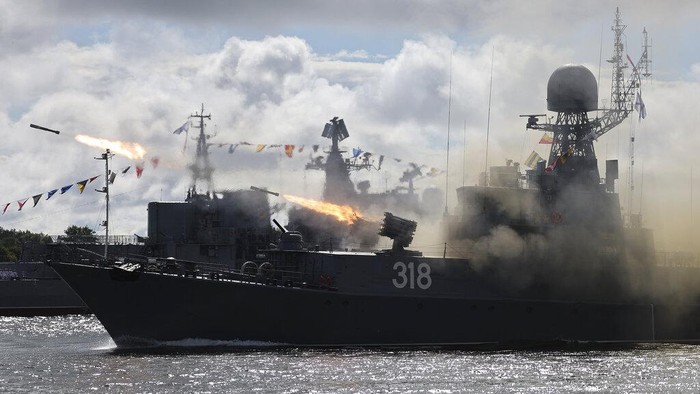 Sangar, Saat Kapal Perang Rusia Pamer Kekuatan di Laut Baltik A warship launches anti-submarine rockets during a rehearsal for the Naval parade in Baltiysk, a Navy base in Russian Baltic Sea exclave, Russia, Thursday, July 28, 2022. The celebration of Navy Day in Russia is traditionally marked on the last Sunday of July and will be celebrated on July 31 this year. (AP Photo)