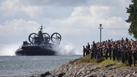 Sebuah kapal pendaratan pasukan berbantalan udara jenis Zubr turut serta selama latihan untuk parade Angkatan Laut di Baltiysk.