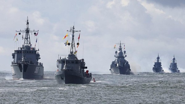 Deretan Kapal Perang Rusia Pamer Kekuatan di Laut Baltik, Ada Apa?