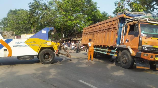 Sebuah truk terbalik di Jl Raya Serang KM 13, Cikupa, Kabupaten Tangerang, Banten. Truk mengalami pecah ban karena diduga kelebihan muatan. (dok Istimewa)