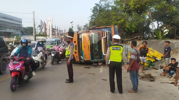 Sebuah truk terbalik di Jl Raya Serang KM 13, Cikupa, Kabupaten Tangerang, Banten. Truk mengalami pecah ban karena diduga kelebihan muatan. (dok Istimewa)