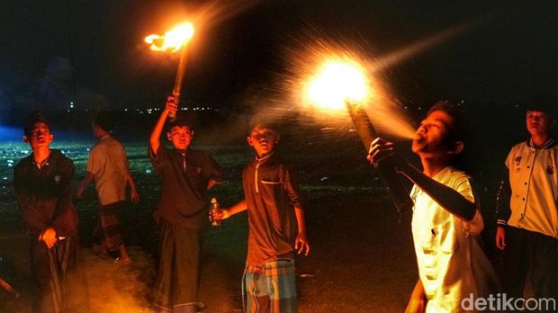 Semarak pawai obor di Bandung