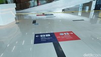 Tampak penunjuk arah yang membedakan tempat kereta bandara dan KRL. Foto: Herdi Alif Al Hikam