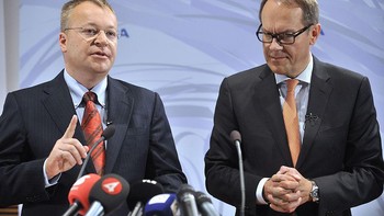 Stephen Elop berbicara pada media bersama Chairman Nokia saat itu, Jorma Ollila. Foto ini diambil tahun 2010 di kantor pusat Nokia di Finlandia. Elop membeberkan strateginya agar Nokia bangkit kembali. Foto: Getty Images