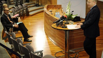 Stephen Elop langsung melakukan berbagai keputusan drastis. Di antaranya mematikan Symbian dan memilih memakai OS Windows Phone di lini smartphone Nokia. Ia yakin, Windows Phone akan menanjak seperti Android yang saat itu mulai menggeliat. Foto: Getty Images