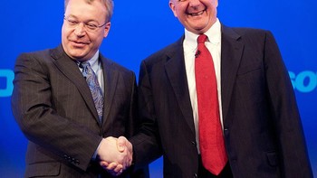 Stephen Elop bersama Steve Ballmer, CEO Microsoft saat itu. Jika menggunakan Android, tentu akan terlambat bagi siapapun di industri ini karena sudah ada satu vendor yang telah mendominasi dan mengorbankan vendor lain, kata Elop, kemungkinan merujuk pada Samsung. Foto: Getty Images