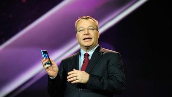 Stephen Elop pun gencar mempromosikan ponsel Nokia dengan Windows Phone. Ada kesempatan dengan menciptakan ekosistem ketiga. Dan ini akan menjadi modal kami untuk maju. Dengan Microsoft dan Windows Phone, Nokia punya kesempatan untuk membuat nama dan perangkat mereka sendiri ketimbang harus mengikut aturan Android, kata Elop. Foto: Getty Images