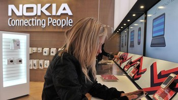 Tahun 2010 itu, posisi Nokia sebagai vendor ponsel terbesar dunia mulai sangat terancam di mana pangsa pasarnya menurun drastis. Kami tidak bisa melihat bagaimana caranya Symbian bisa dibawa pada level kompetitif melawan misalnya iPhone, yang diluncurkan tiga tahun sebelumnya, kata Elop mengenai keputusannya melenyapkan Symbian dan mengadopsi Windows Phone. Foto: Getty Images