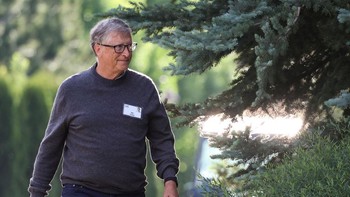 Pendiri Microsoft yang langganan papan atas orang terkaya di dunia merupakan peserta rutin di Sun Valley Conference di Idaho yang agendanya dirahasiakan. Ia biasa tampil kasual semacam ini di sana. Foto: Getty Images