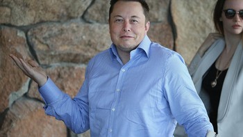 Adapun Elon Musk juga tidak hadir, barangkali ia terlalu sibuk mengurus Twitter dan perusahaannya yang lain. Ini adalah penampakannya pada event Sun Valley sebelumnya. Foto: Getty Images