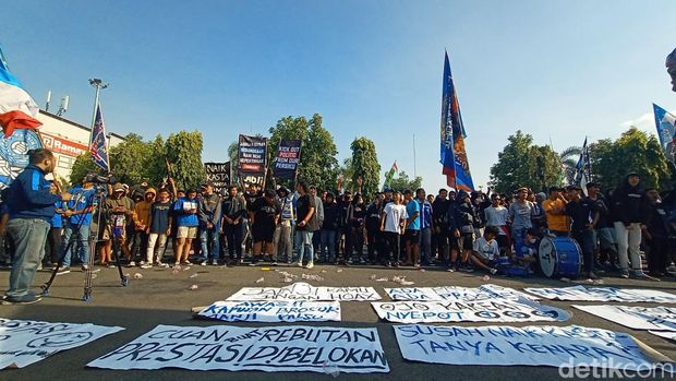 Suporter Persiku menggelar demo di Kantor Bupati Kudus, Jumat (29/7/2022) sore.
