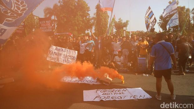 Suporter Persiku menggelar demo di Kantor Bupati Kudus, Jumat (29/7/2022) sore.