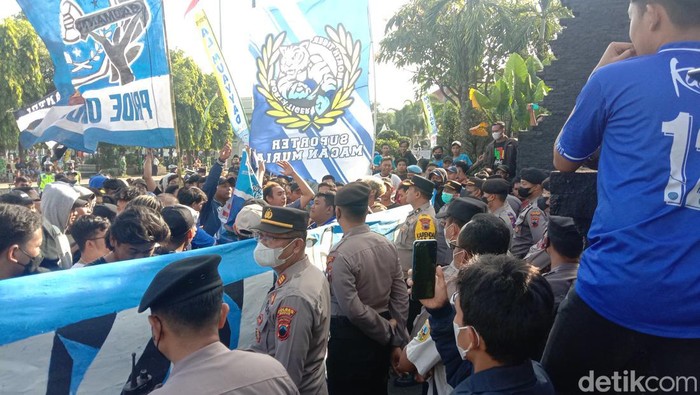 Suporter Persiku menggelar demo di Kantor Bupati Kudus, Jumat (29/7/2022) sore.