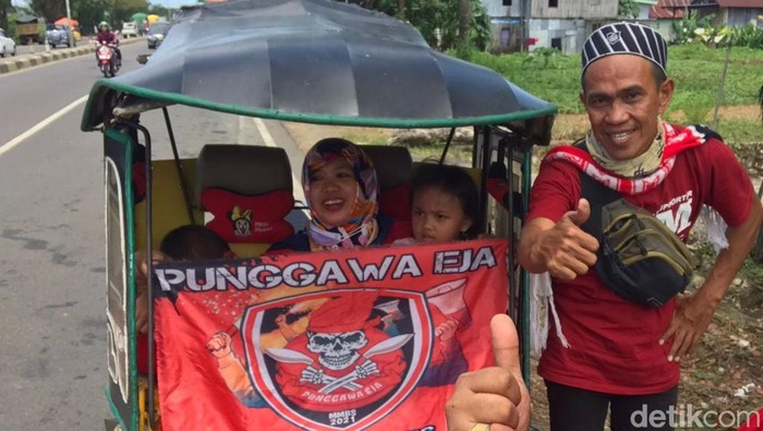 Suporter PSM Punggawa Eja menggunakan bentor dari Makassar ke Parepare.