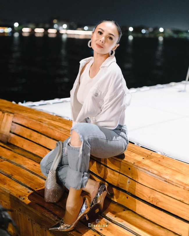 Tak kalah awet muda, Yuni Shara juga tetap terlihat awet muda meski sudah berusia 50 tahun dan memiliki anak. Tubuhnya pun masih langsing bak ABG. Tak heran jika penampilan Yuni Shara kerap mencuri atensi. Foto: Instagram Yuni Shara