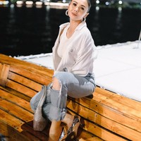 Tak kalah awet muda, Yuni Shara juga tetap terlihat awet muda meski sudah berusia 50 tahun dan memiliki anak. Tubuhnya pun masih langsing bak ABG. Tak heran jika penampilan Yuni Shara kerap mencuri atensi. Foto: Instagram Yuni Shara