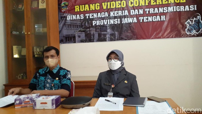 Kepala Disnakertrans Jateng Sakina Roselasari saat memberikan keterangan pers di kantornya, Jalan Pahlawan, Semarang, Jumat (29/7/2022).