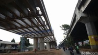 Para pekerja menyelesaikan proyek pembangunan jalan Tol Becakayu (Bekasi, Cawang, Kampung Melayu) di Jakarta Timur, Rabu (13/10/2021) lalu. Tol Becakayu juga ditargetkan tuntas tahun ini. (Agung Pambudhy/Detikcom)