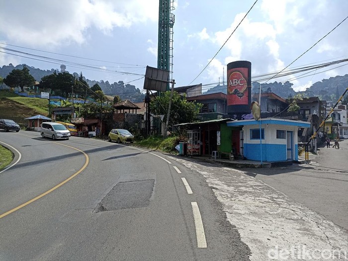 Tugu botol kecap di Cianjur.