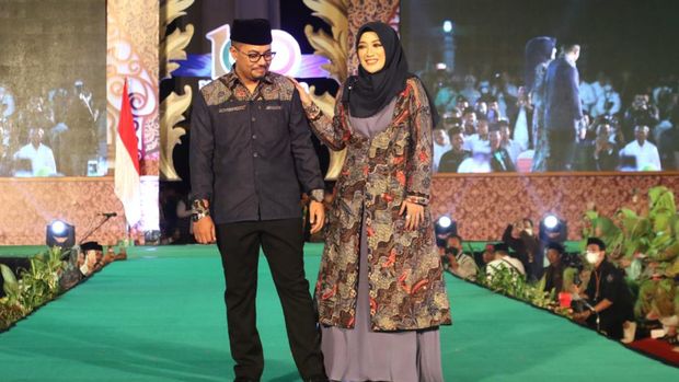 Tugu Pahlawan (Tupal) Fashion Night mewarnai kemeriahan Kick Off 1 Abad Nahdlatul Ulama (NU) di Tugu Pahlawan Surabaya,