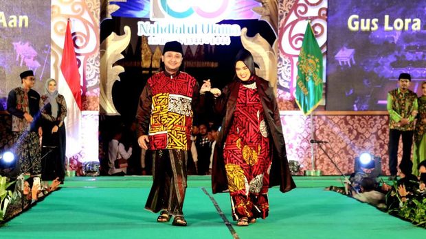 Tugu Pahlawan (Tupal) Fashion Night mewarnai kemeriahan Kick Off 1 Abad Nahdlatul Ulama (NU) di Tugu Pahlawan Surabaya,