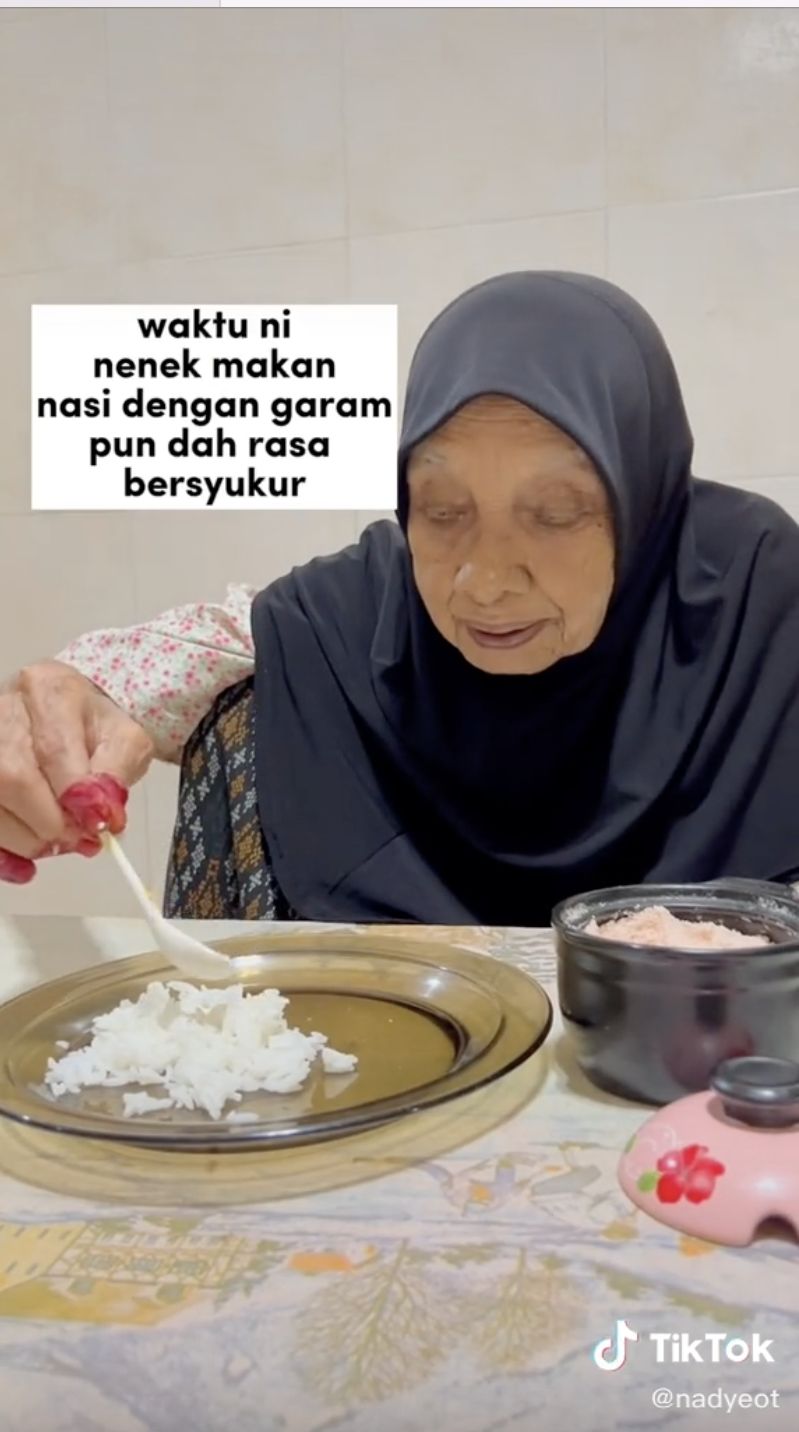 Video Nenek Makan Nasi Pakai Garam Ini Bikin Netizen Elus Dada