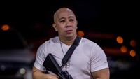 Duangsri impersonate Toretto dengan bergaya sambil bawa senjata. Foto: Facebook อาทิตย์ โมดิฟาย