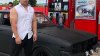Duangsri telah dikenal sebagai Vin Diesel di kota asalnya Chaing Rai selama bertahun-tahun yang lalu, tetapi ia baru dikenal di seluruh dunia awal tahun ini, pada bulan Februari, ketika foto dirinya mengendarai mobilnya menjadi viral di media sosial. Foto: Facebook อาทิตย์ โมดิฟาย