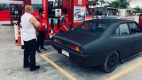 Jadi setiap kali dia keluar, Duangsri memastikan dia mengenakan T-shirt putih atau rompi hitam, dengan celana hitam, kacamata hitam, kalung salib kebesaran, dan, tentu saja wajah dingin Dom terbaiknya. Foto: Facebook อาทิตย์ โมดิฟาย