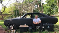Well dia juga berimprovisasi, sebab tidak akan ada yang percaya jika Toretto tanpa Dodge Charger. Jadi dia memodifikasi Toyota Mark II 1970 dengan bantuan saudaranya yang memiliki bengkel mobil menjadi Dodge Charger hitam matte. Foto: Facebook อาทิตย์ โมดิฟาย