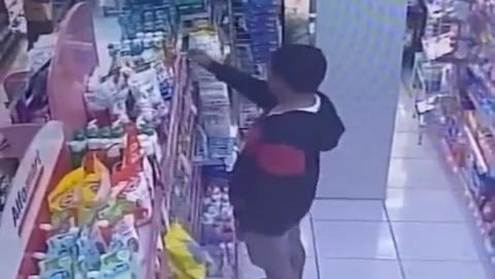 Dua pencuri beraksi di salah satu minimarket di Cikaret, Kecamatan Cibinong, Kabupaten Bogor. Aksi dua pria itu terekam kamera pengawas atau CCTV dan viral di media sosial.