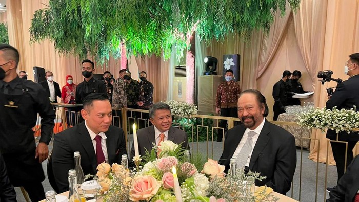 Wakil Ketua Majelis Syuro PKS Sohibul Iman, Ketua Umum Partai Demokrat Agus Harimurti Yudhoyono dan Ketua Umum Partai NasDem Surya Paloh duduk semeja saat acara resepsi pernikahan putri dari  Gubernur DKI Jakarta Anies Baswedan.