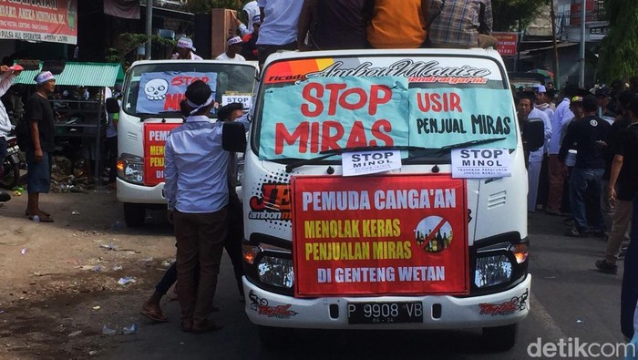 warga banyuwangi demo toko jual miras