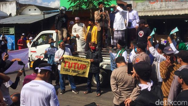 warga banyuwangi demo toko jual miras