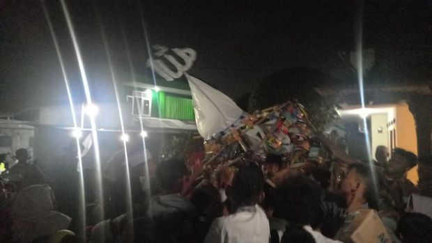 Warga Ciputat, Tangerang Selatan antusias gelar pawai obor menyambut 1 Muharram 1444 hijriah dan berebut gunungan snack.