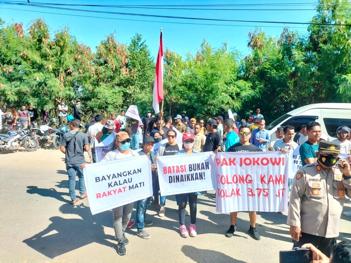 Warga demo tolak kenaikan tarif masuk TN Komodo Rp 3,75 juta