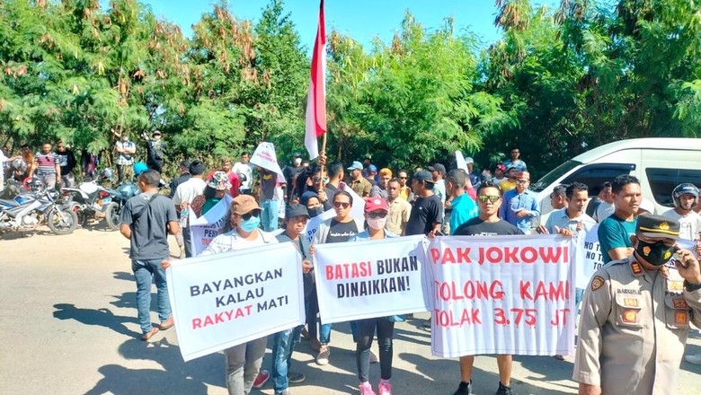 Warga demo tolak kenaikan tarif masuk TN Komodo Rp 3,75 juta Warga demo tolak kenaikan tarif masuk TN Komodo Rp 3,75 juta