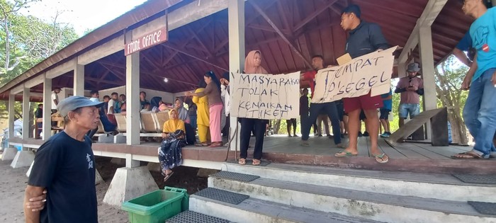 Warga demo tolak kenaikan tarif masuk TN Komodo Rp 3,75 juta Warga demo tolak kenaikan tarif masuk TN Komodo Rp 3,75 juta