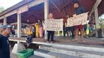 Potret Warga Demo Tolak Kenaikan Tarif TN Komodo Rp 3,75 Juta