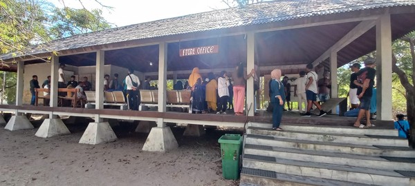 Masyarakat Desa Komodo memblokade kantor ticketing Taman Nasional Komodo pada Jumat (29/7/2022) pagi. Foto: dok. Istimewa