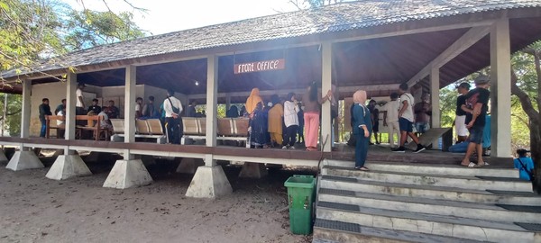 Masyarakat Desa Komodo memblokade kantor ticketing Taman Nasional Komodo pada Jumat (29/7/2022) pagi. Foto: dok. Istimewa Masyarakat Desa Komodo memblokade kantor ticketing Taman Nasional Komodo pada Jumat (29/7/2022) pagi. Foto: dok. Istimewa