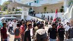 Potret Warga Demo Tolak Kenaikan Tarif TN Komodo Rp 3,75 Juta