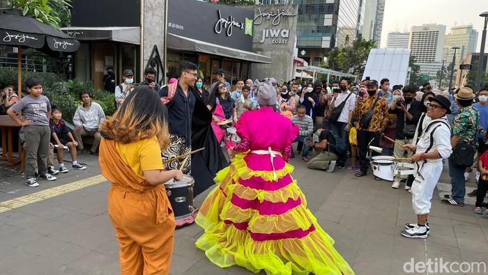 Warga manfaatkan trotoar di Dukuh Atas untuk fashion show