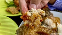 Tercecap rasa gurih berpadu dengan sensasi pedas beraroma dari sambal terasinya. Sambal terasi di sini menggunakan tomat segar, jadi ada sensasi agak asam juga. Foto: detikFood / Yenny Mustika Sari