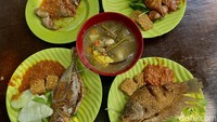 Kebanyakan warung makan biasanya menyajikan menu andalan ayam goreng, namun berbeda dengan Warung Senopati ini. Mereka menyajikan aneka ikan goreng sebagai andalannya. Foto: detikFood / Yenny Mustika Sari