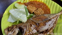 Seporsi ikan kuwe goreng dibanderol Rp 30.000-an, sudah lengkap disajikan dengan nasi, tempe dan tahu goreng, serta sambal terasi. Foto: detikFood / Yenny Mustika Sari