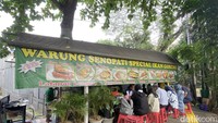 Warung Senopati Ikan Goreng yang lokasinya tepat di seberang Office 8 Building dan berdekatan dengan ASHTA District 8. Warung ini buka setiap pukul 07.00 WIB dan mulai ramai sekitar pukul 10.00 WIB. Foto: detikFood / Yenny Mustika Sari